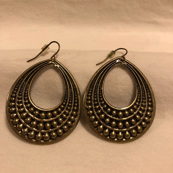 Jewelry - Muted gold earrings